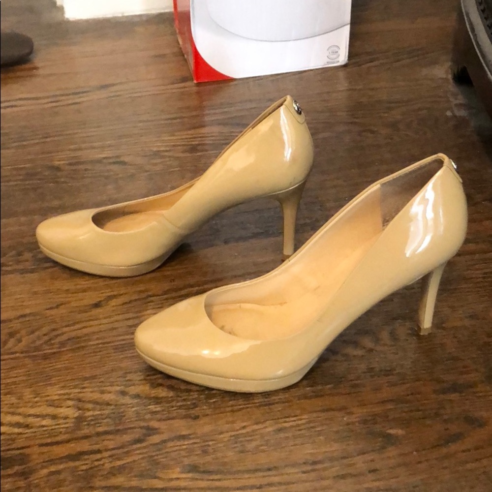 Nude pump